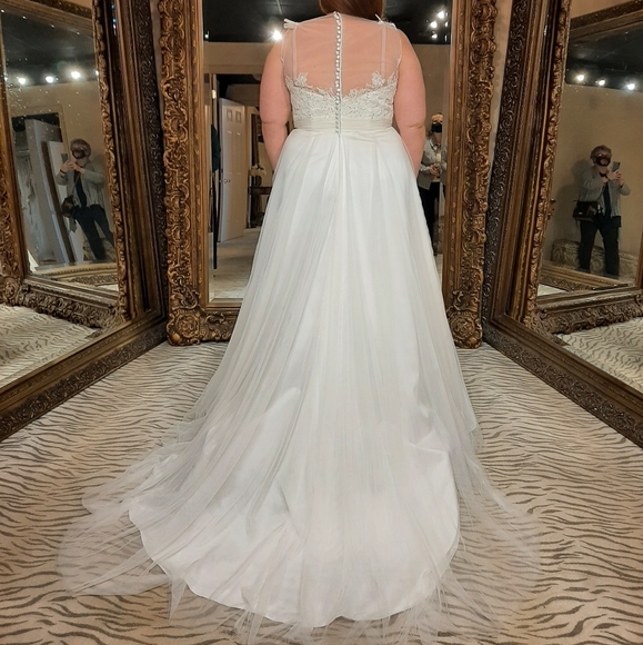 Illusion neckline wedding dress - Picture 2 of 2